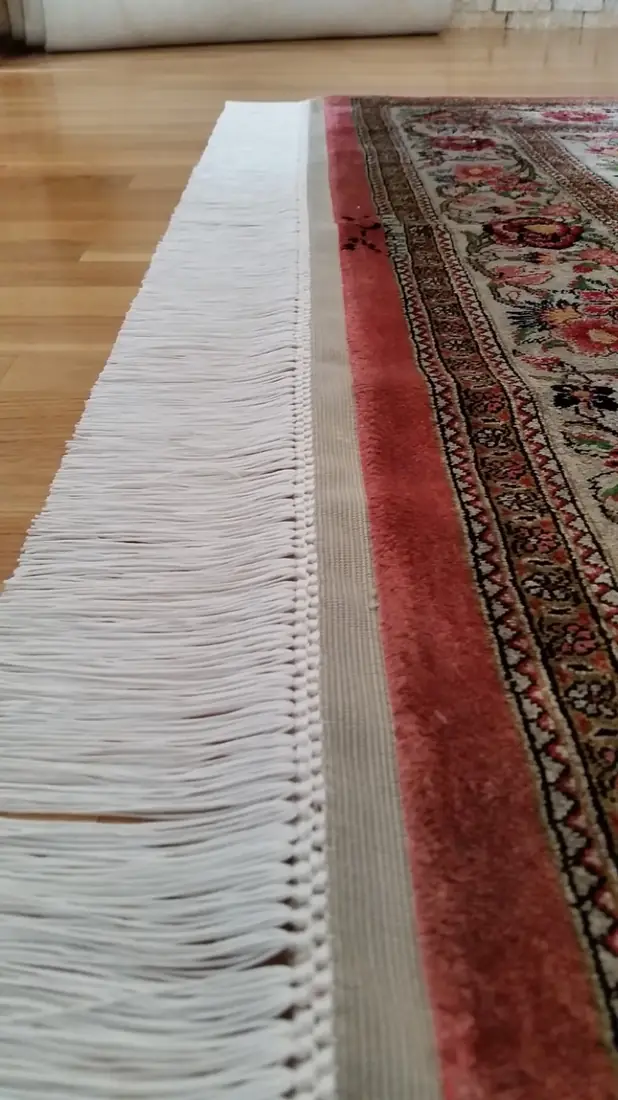 Nove svilene rese na tepihu