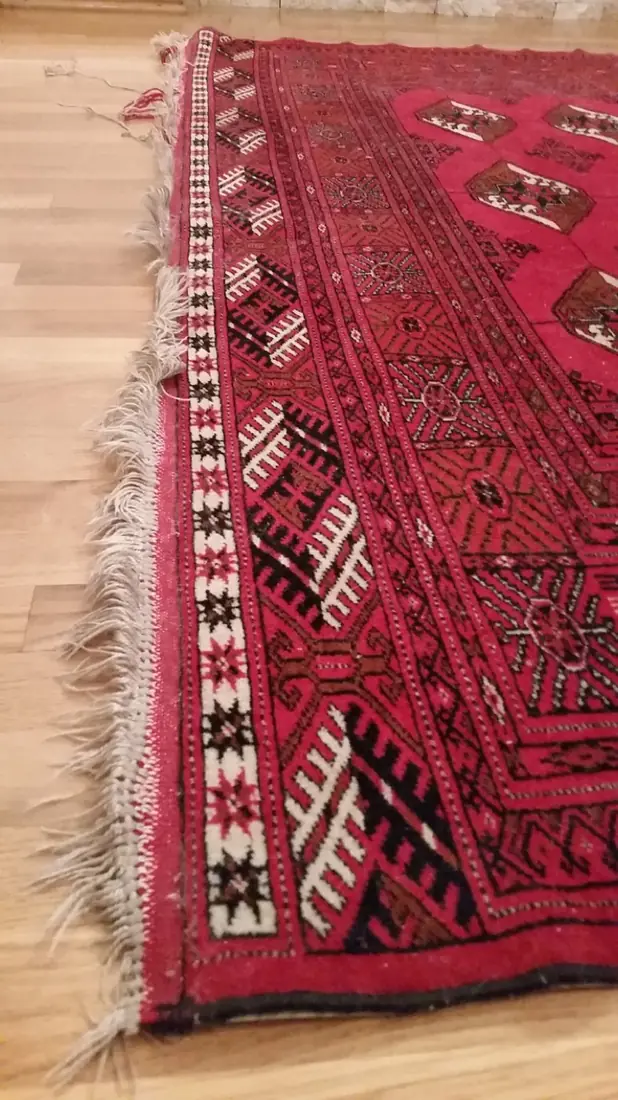 Obrađena ivica crvenog tepiha